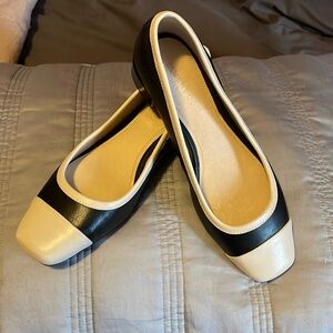 NWOB Beautiful Classic Liverpool Los Angeles Black and Cream Block Heels 8M